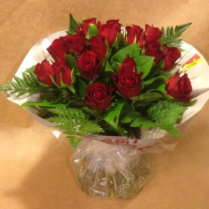 FLOWER DECORATIONS WITH RED ROSES