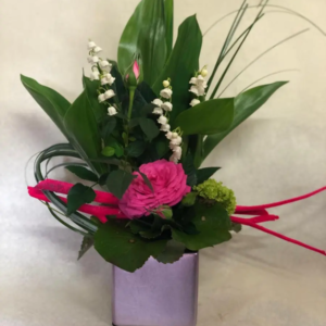 COMPOSITION EN HAUTEUR MUGUET ET FLEURS